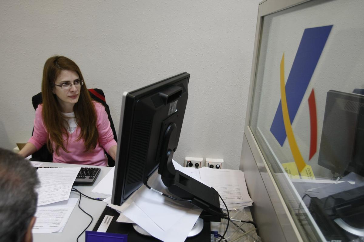 Imagen de archivo de una empleada de la Agencia Tributaria atendiendo a los contribuyentes durante la campaña declaración de la Renta.