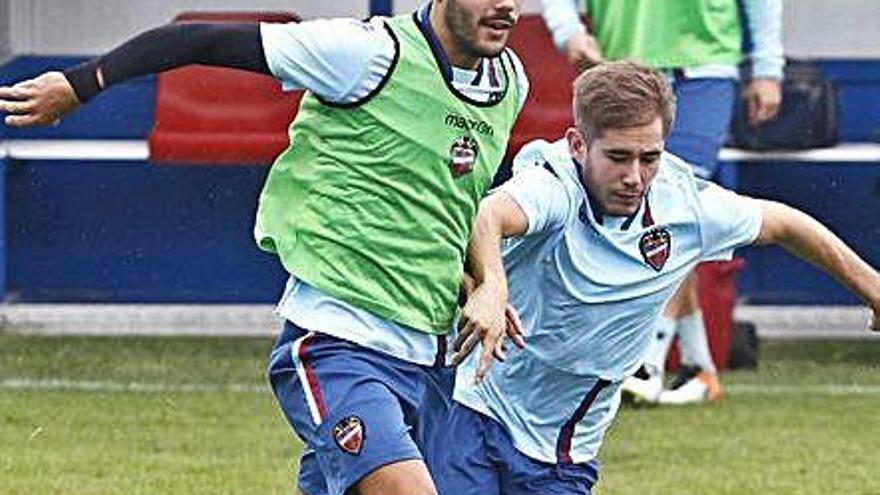 Róber, durante un entrenamiento con el Levante.