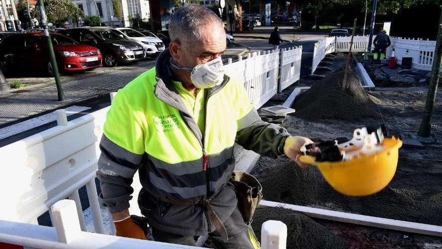 Un operario, con mascarilla, en una obra en A Coruña