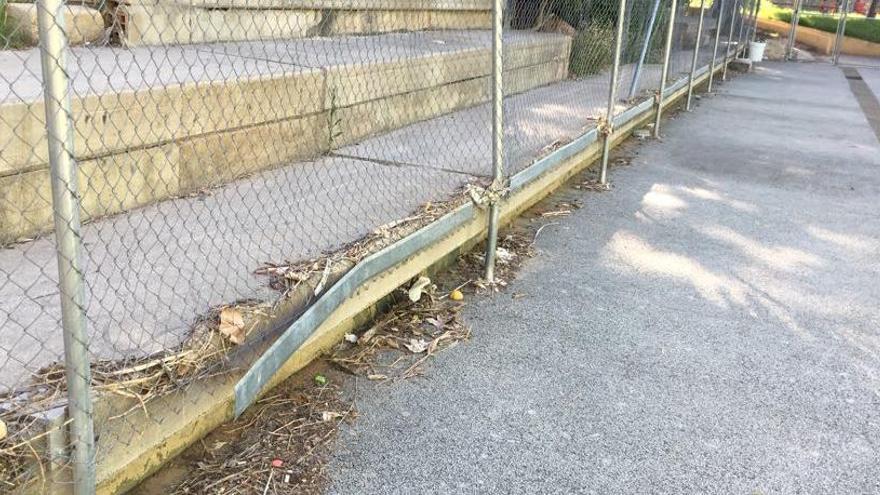 Basura e insalubridad en la escuela de verano del polideportivo de Benicalap