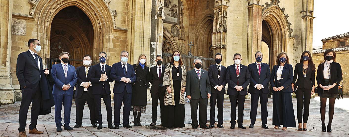 Foto de familia de todos los miembros del equipo de gobierno más los dos ediles de Vox, Cristina Coto y Hugo Huerta, en el centro, entre García Quintana y Covadonga Díaz, ayer, frente a la Catedral. | Irma Collín