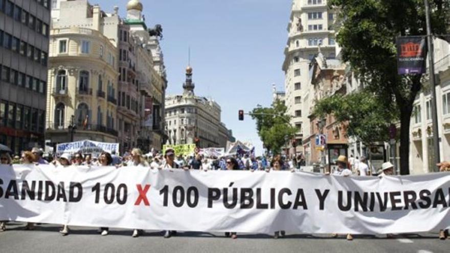 La marea blanca sale a la calle tras ganar la primera batalla en los tribunales