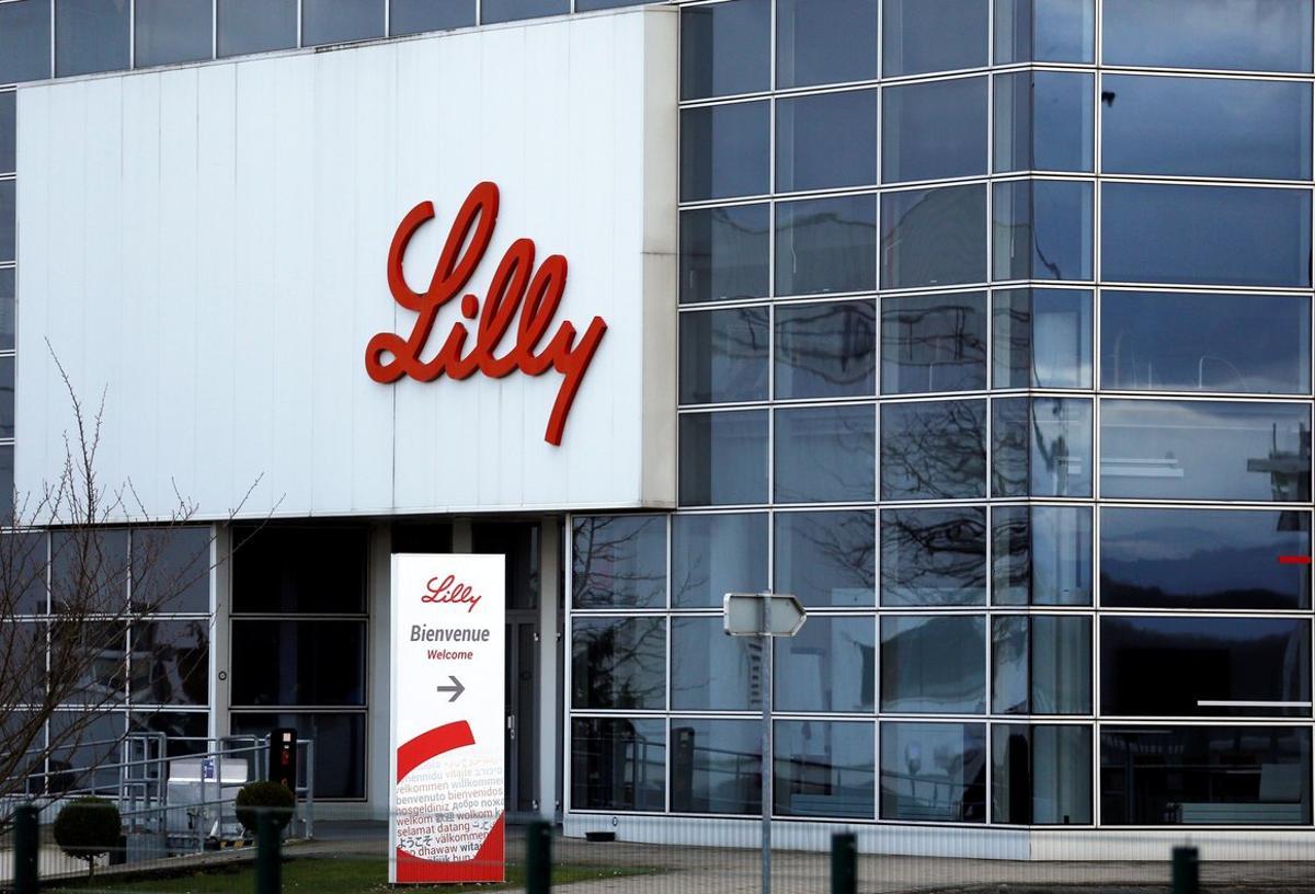 FILE PHOTO: The logo of Lilly is seen on a wall of the Lilly France company unit, part of the Eli Lilly and Co drugmaker group, in Fegersheim near Strasbourg, France, February 1, 2018.  REUTERS/Vincent Kessler/File Photo