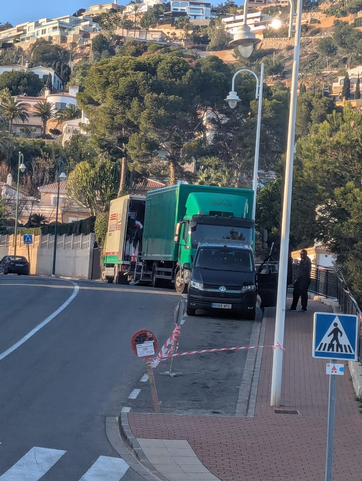 Camiones estacionados en el acceso a la escollera de Levante y la cala del Tangó