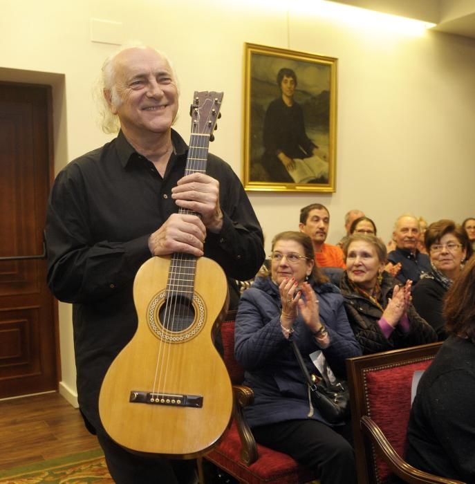 Amancio Prada canta a Rosalía