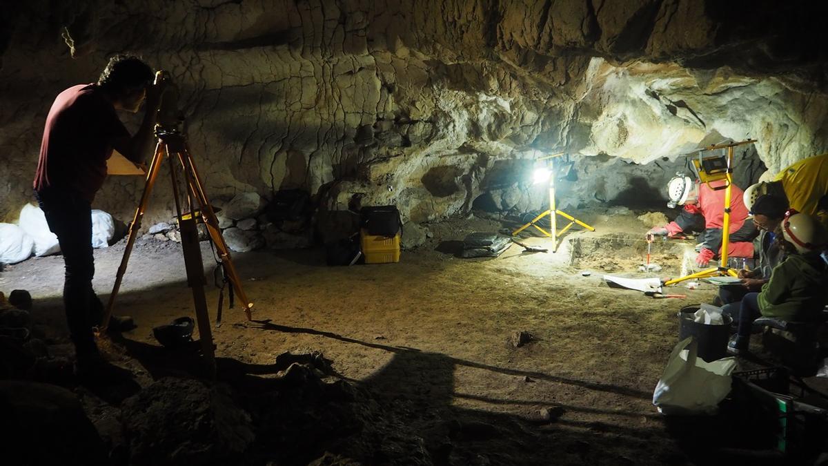 Sala de la Natividad de la cueva de El Cierro durante la intervención arqueológica de 2023.