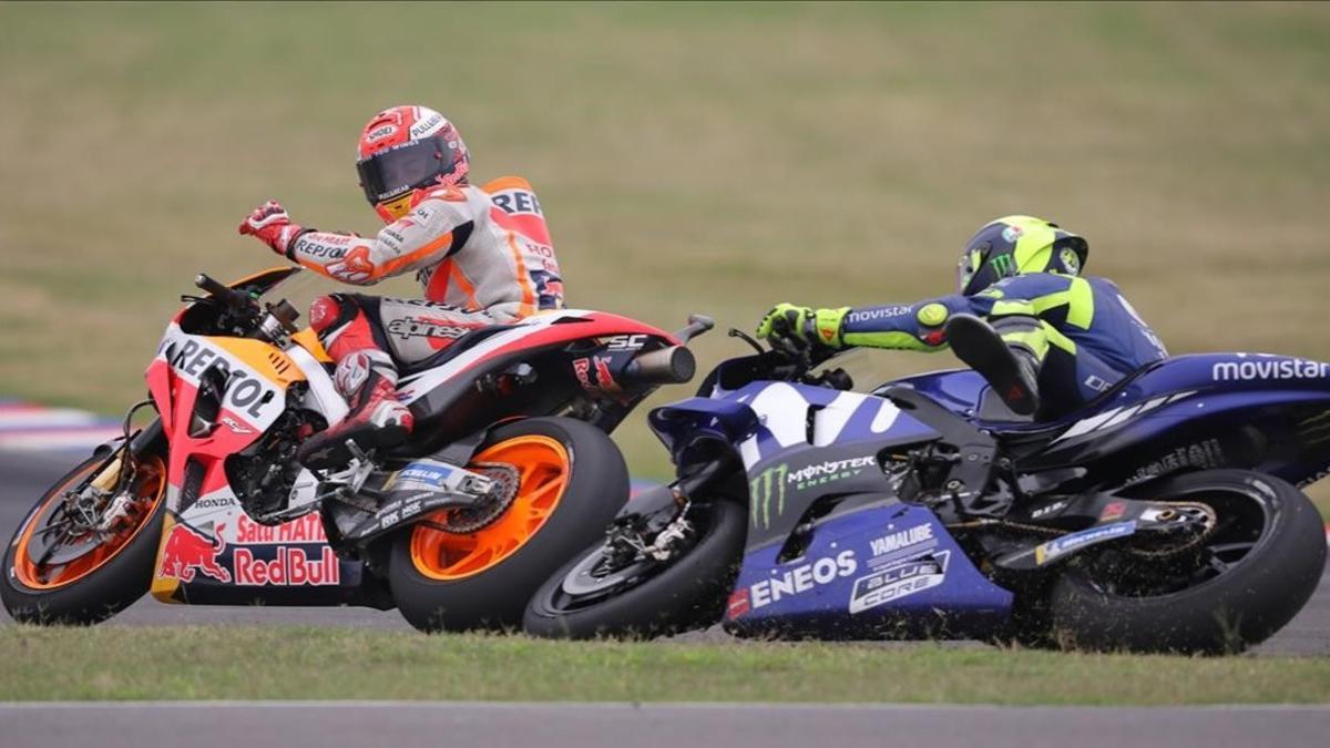 Momento en que Marc Márquez (Honda) se da cuenta de que Valentino Rossi (Yamaha) se cae tras sufrir un encontronazo con él, en Termas de Río Hondo (Argentina).