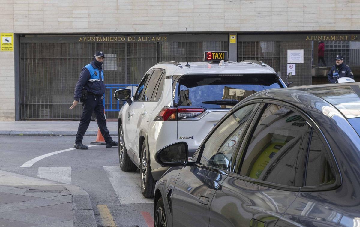 Nueva señalización que advierte del cierre al tráfico a la plaza del Ayuntamiento