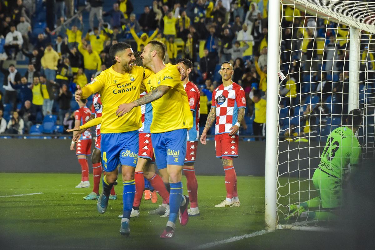 Loren Morón celebra su tanto de amarillo ante el CD Lugo.