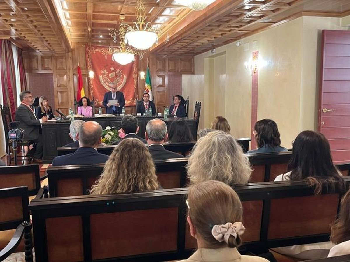 Imagen del acto en el que han tomado posesión dos nuevos notarios en Extremadura.