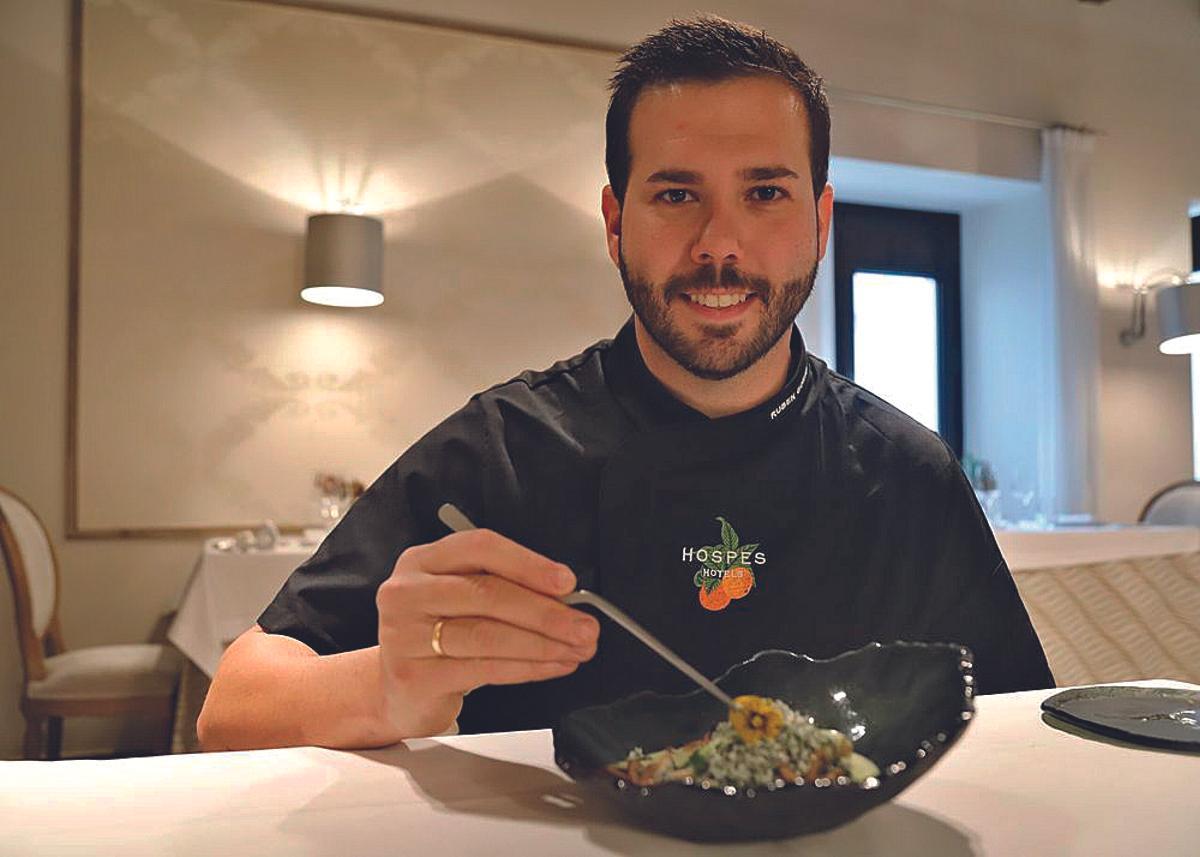 El chef Rubén González mostrando uno de sus platos.