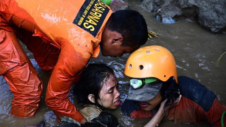 Palu intenta respirar tras un terremoto y un tsunami que deja al menos 832 muertos