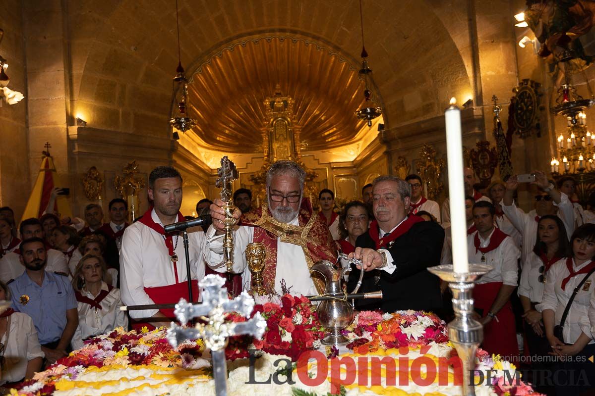 Bandeja de flores y ritual de la bendición del vino en las Fiestas de Caravaca