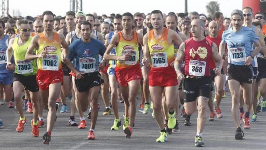 El conflicto por las horas extra deja solo seis policías para vigilar la media maratón