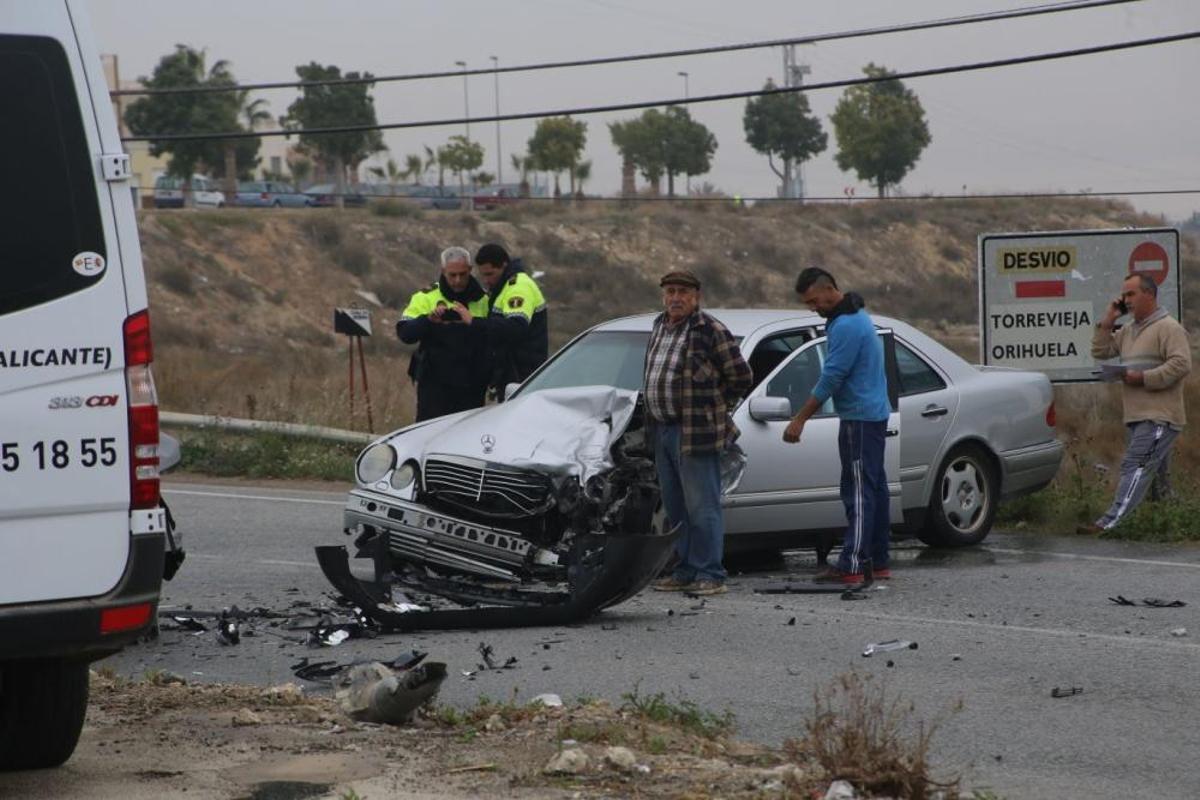 Los bomberos han rescatado a un conductor herido y atrapado en su coche tras un accidente con tres vehículos implicados en San Miguel de Salinas