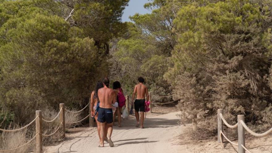 Turistas accediendo a pie por el camino des Caló des Mort.. | CIF