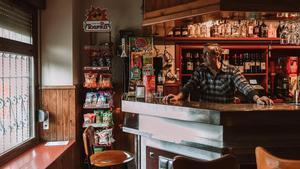 Celedonio mira por la ventana de la Sociedad gastronómica de Muruzabal, cuya cafetería gestiona.