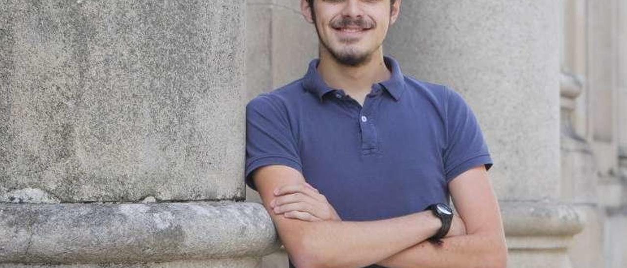 Alberto Ulloa frente a la Facultad de Medicina de Santiago. // X. Álvarez