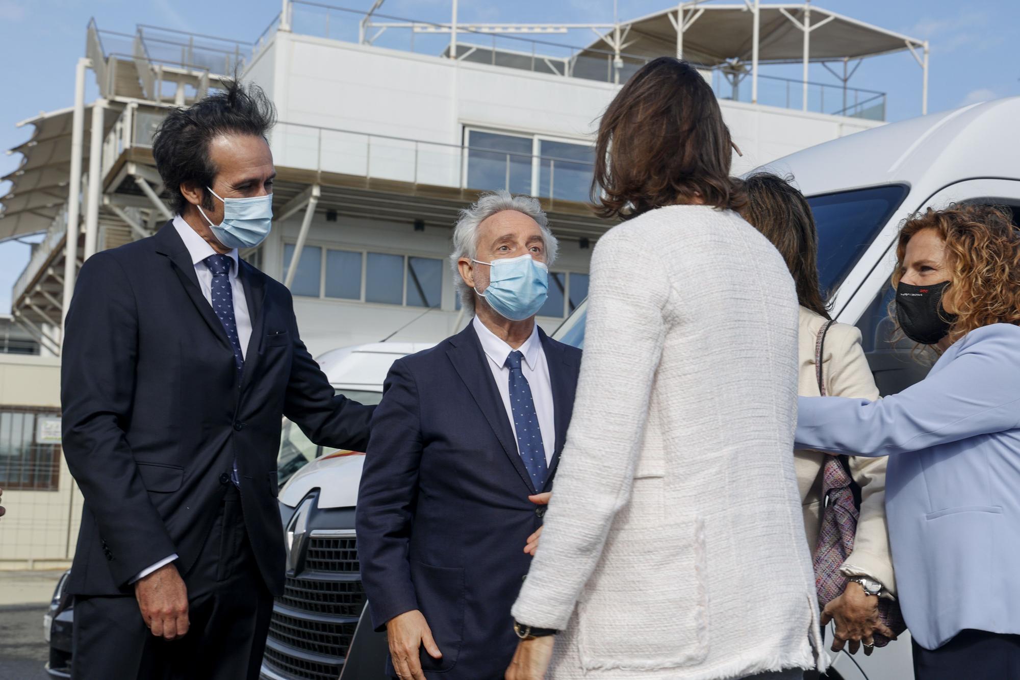 La ministra Reyes Maroto, visita la carpa de Orange y Levante-EMV, para experimentar el proyecto 5G y Turismo