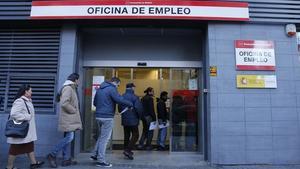 Colas de parados en una oficina de empleo.