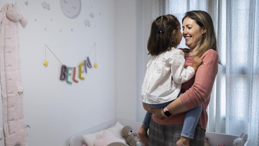 Ana Belén Rueda, expaciente de cáncer, junto a su hija Belén.