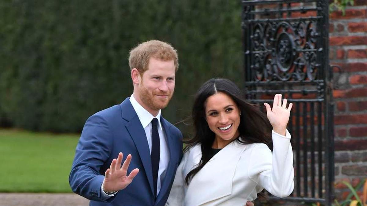 Meghan Markle con abrigo blanco y vestido verde botella