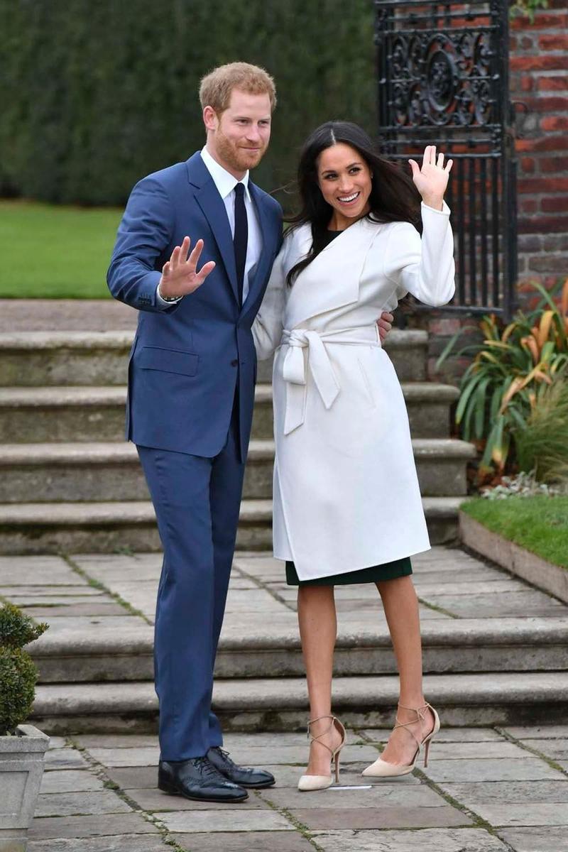 Meghan Markle con abrigo blanco y vestido verde botella