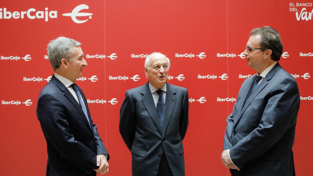 De izquierda a derecha, Víctor Iglesias, consejero Delegado; José Luis Aguirre, presidente de honor y Francisco Serrano, presidente no ejecutivo.
