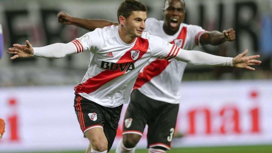 Lucas Alario celebra su tanto contra el Hiroshima Sanfrecce. // Kimimasa Mayama