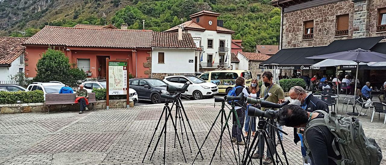 Participantes en “Nature Watch”, ayer, disfrutando de la observación de fauna en Pola de Somiedo. A la derecha, el público asistente a la inauguración. | S. Arias