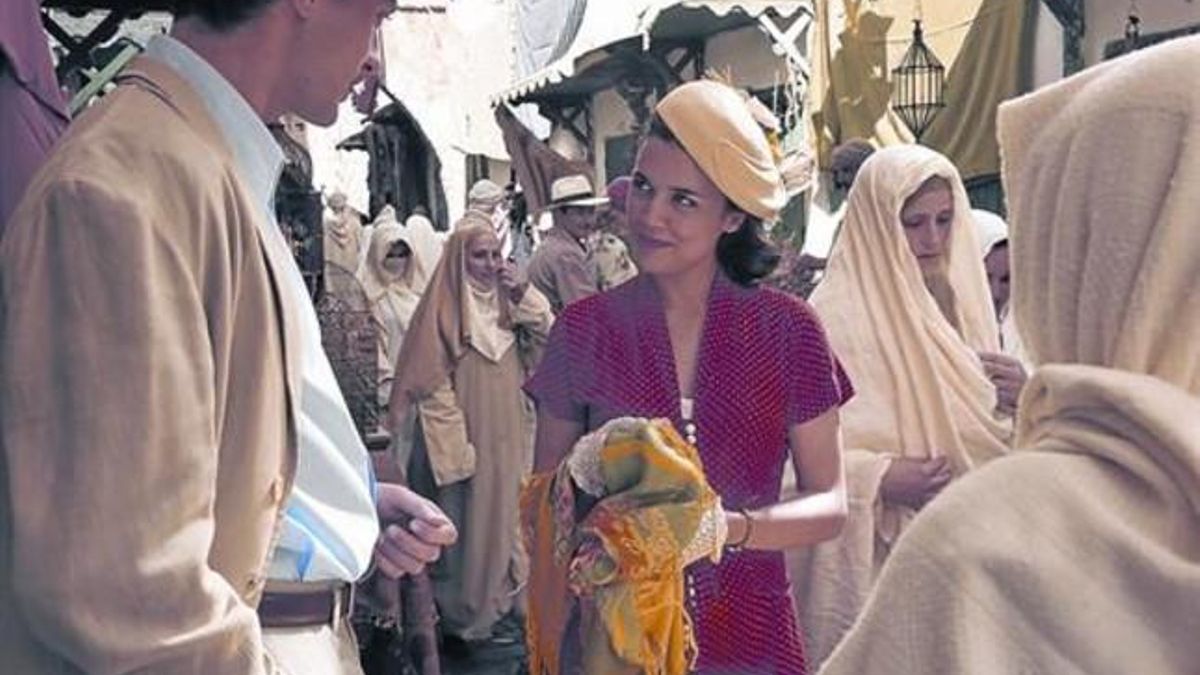 Adriana Ugarte, en la medina de Tetuán, en la serie 'El tiempo entre costuras'.