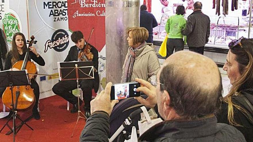 La música de &quot;Trío Berdión&quot; suena en el Mercado