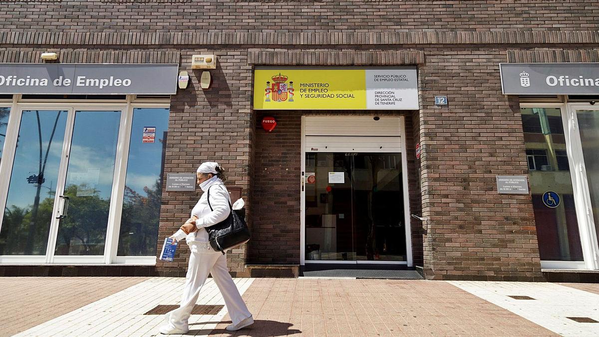 Una mujer pasa frente a la entrada de la oficina pública de empleo de Tomé Cano, en Santa Cruz de Tenerife.