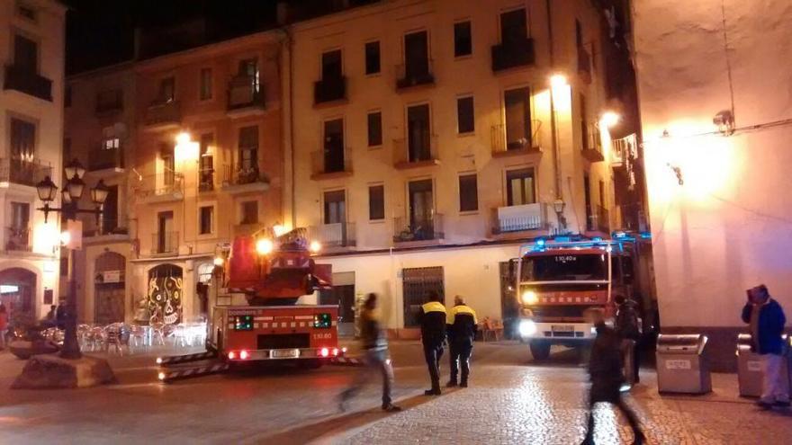 Un vehicle dels Bombers a la plaça Gispert, aquesta a la tarda