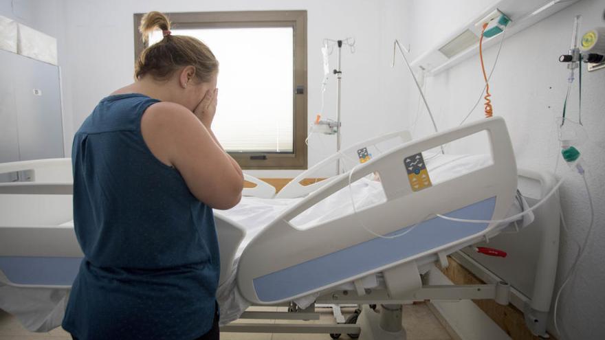 Pilar F. acompaña a su abuela, ingresada en la unidad de corta estancia del hospital Doctor Peset.