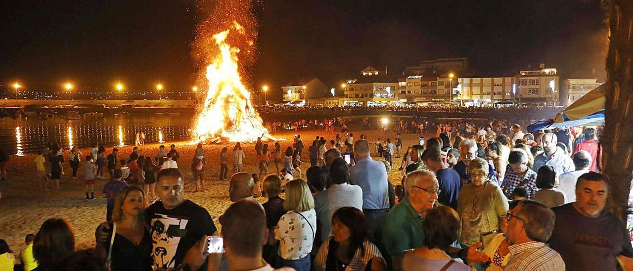Prohibidas este año las hogueras de San Juan como esta en la playa de Panxón en 2018. |   // CRISTINA GRAÑA