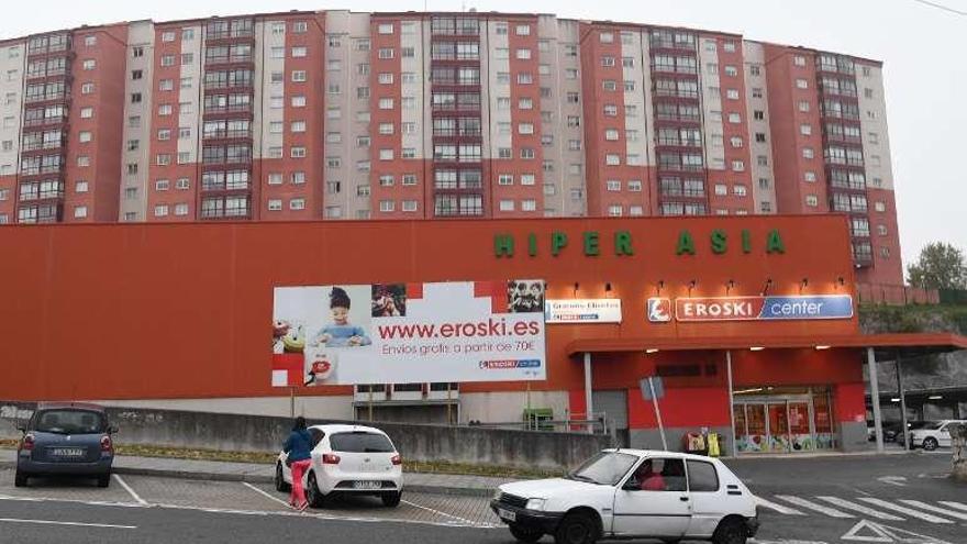 Exterior del supermercado atracado el sábado.