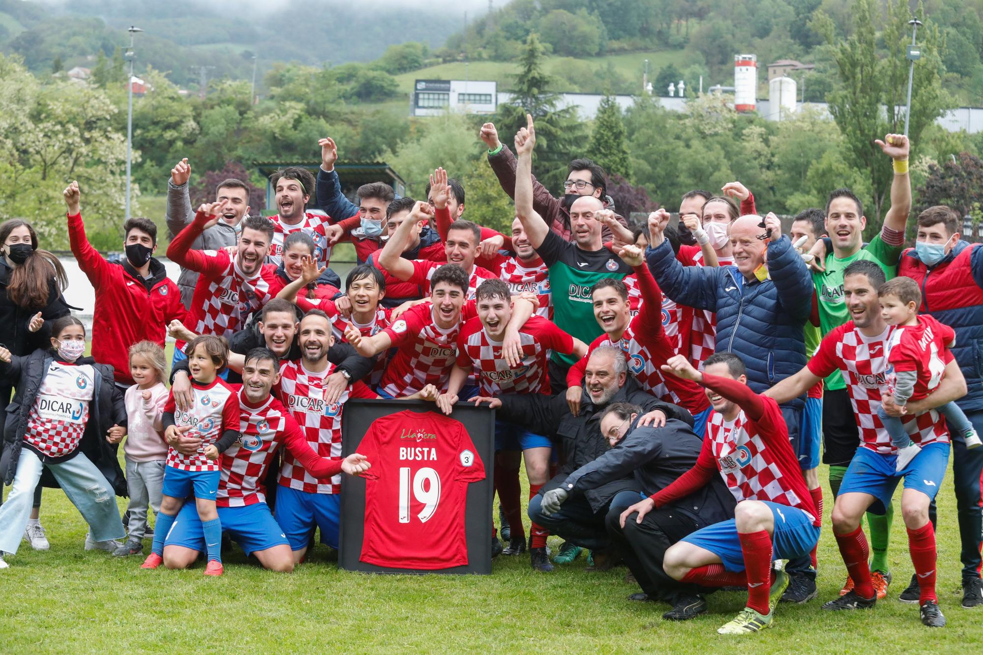 Las mejores imágenes de la jornada de Tercera División: Ceares y Llanera sacan un billete a Segunda RFEF