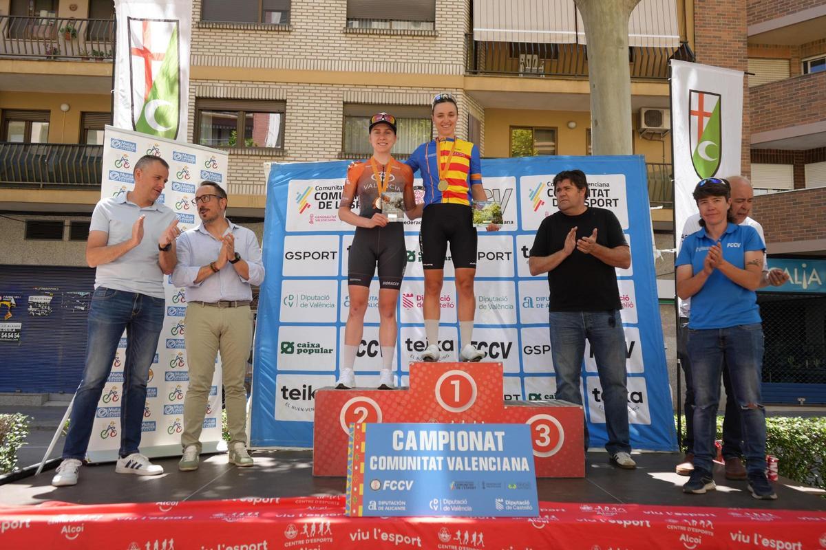La ontinyentina Sofía Rodríguez en lo alto del podio en el Campeonato Autonómico, en Alcoi.