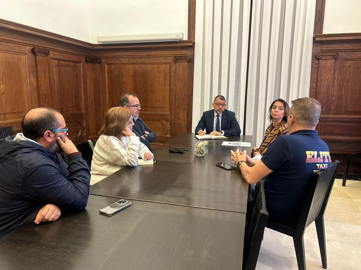 Reunión entre el Ayuntamiento de Santa Cruz y Élite Taxi.