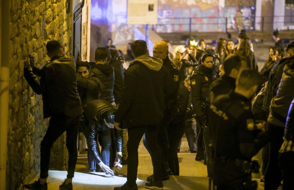 Cinco detenidos y 32 denunciados en una redada en el Barrio de Alicante contra los robos y el consumo de drogas.