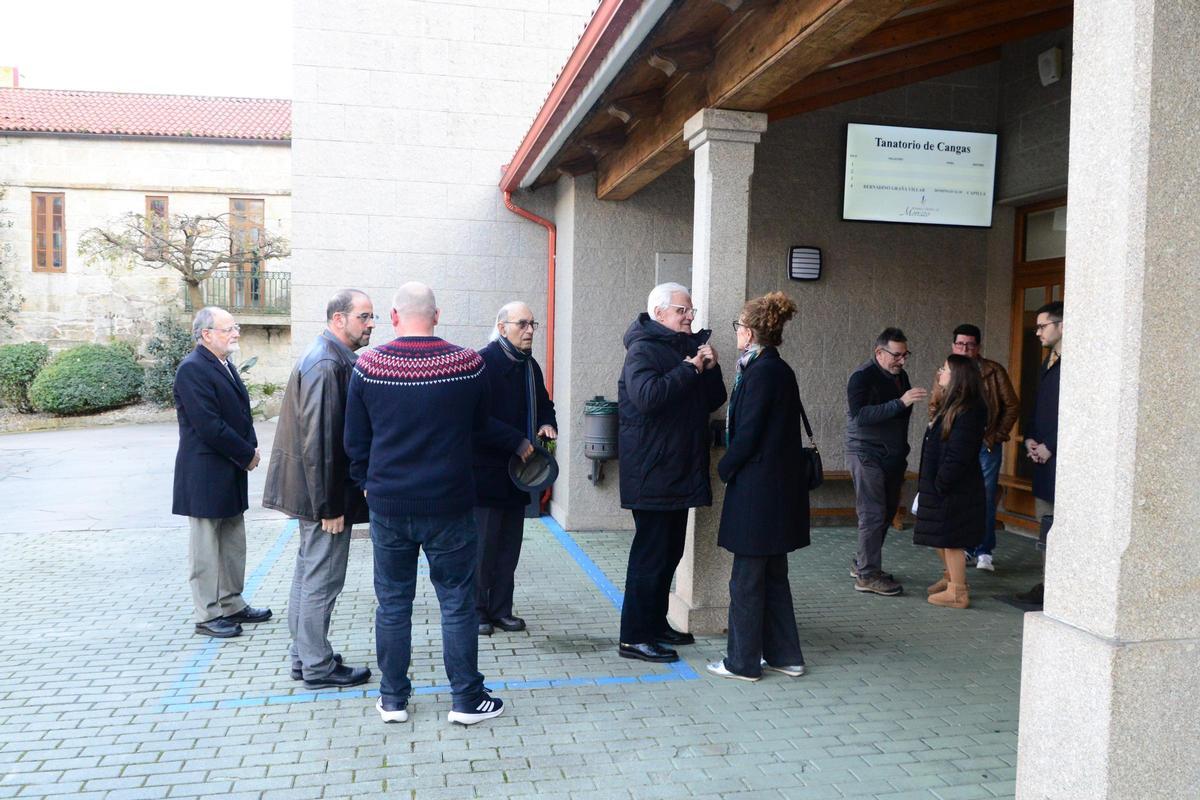 Víctor Freixanes e outros membros da Real Academia Galega, chegando ao tanatorio de Cangas para despedir a Bernardino Graña.