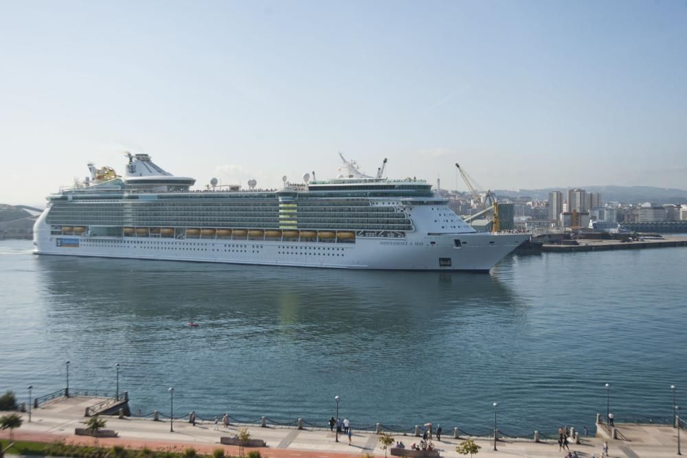 La ciudad registra un nuevo récord de visitantes, entre turistas y tripulación, con el atraque de 'Independence of the Seas', 'Koningsdam' y 'Mein Schiff' en el puerto de A Coruña.