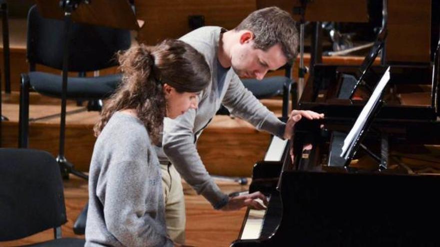 Bertrand Chamayou, con una alumna del Conservatorio Superior de Música de Oviedo, ayer, durante la clase magistral que ofreció.