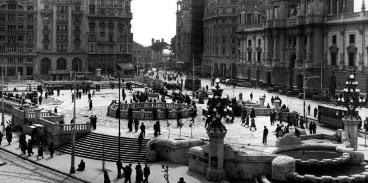 Imagen antigua de la plaza con el mercado de flores subterráneo de Goerlich (La Tortada)