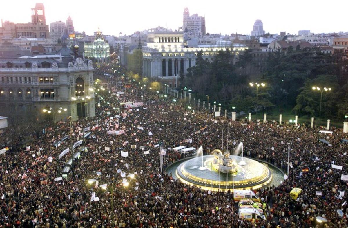 En Madrid, más de un millón de personas exigieron a Aznar que no metiera a España en la guerra de Irak. En la instantanea, miles de manifestantes se concentran en la plaza de la Cibeles.