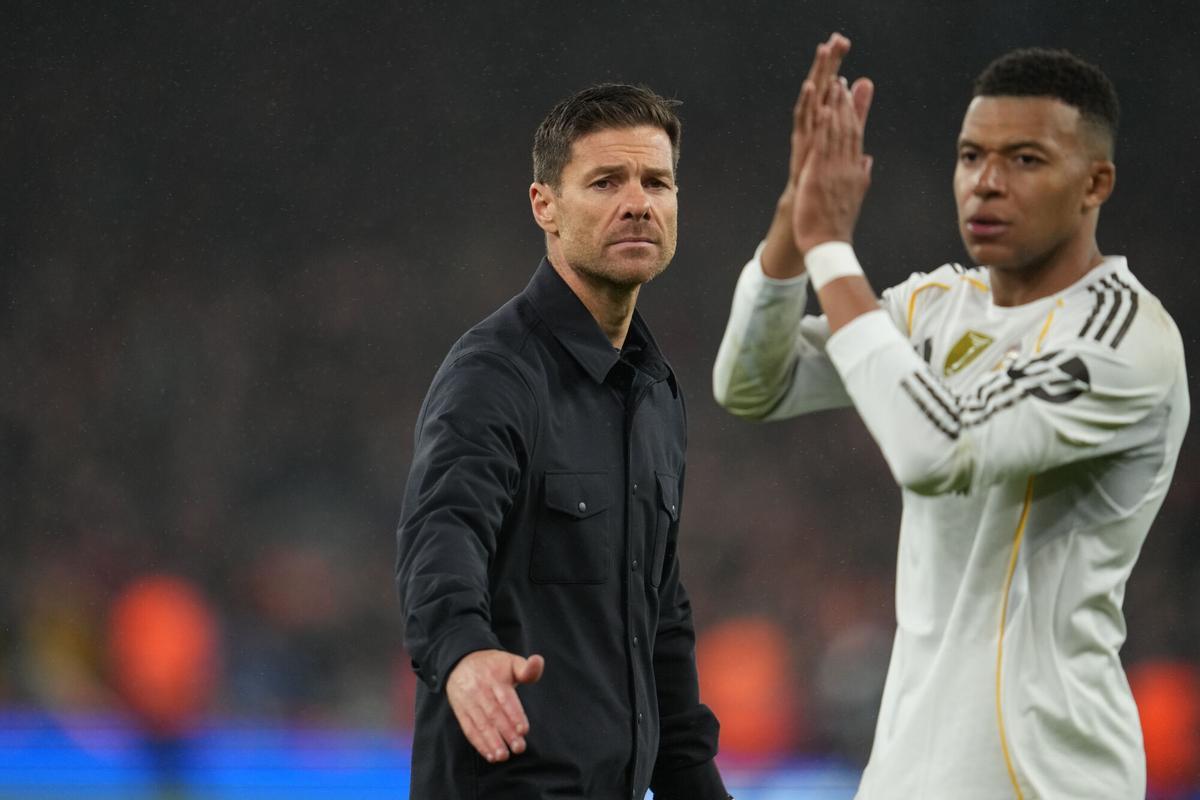 Xabi Alonso, junto a Mbappé, tras la derrota en Anfield contra el Liverpool.