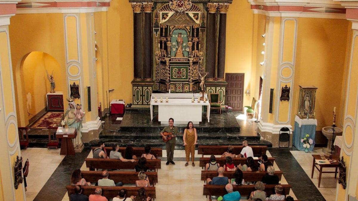 Actuación musical en la iglesia de Letux, dentro del marco del festival.