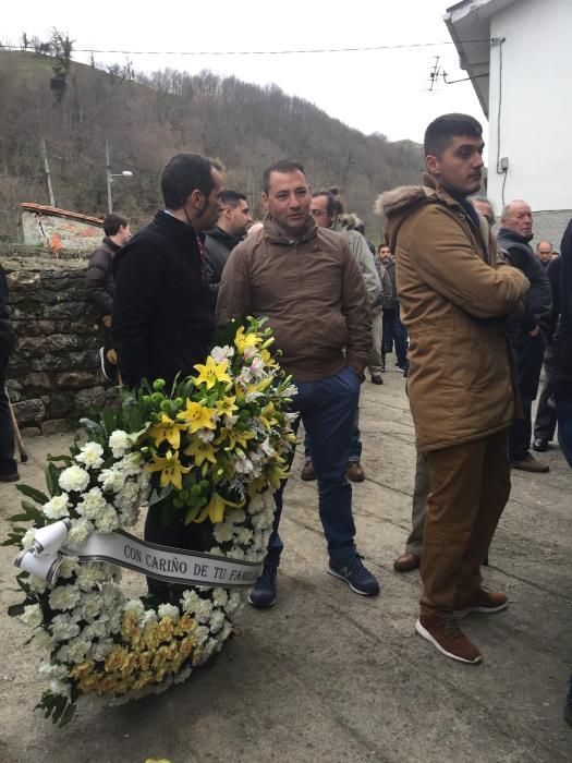 Amieva despide entre lloros al ganadero Rubén Álvarez.