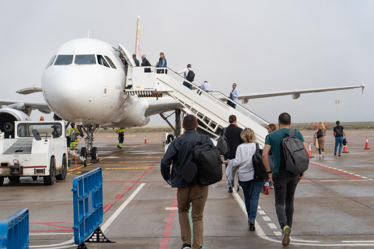 Pasajeros acceden a un avión en el aeropuerto de Castellón.